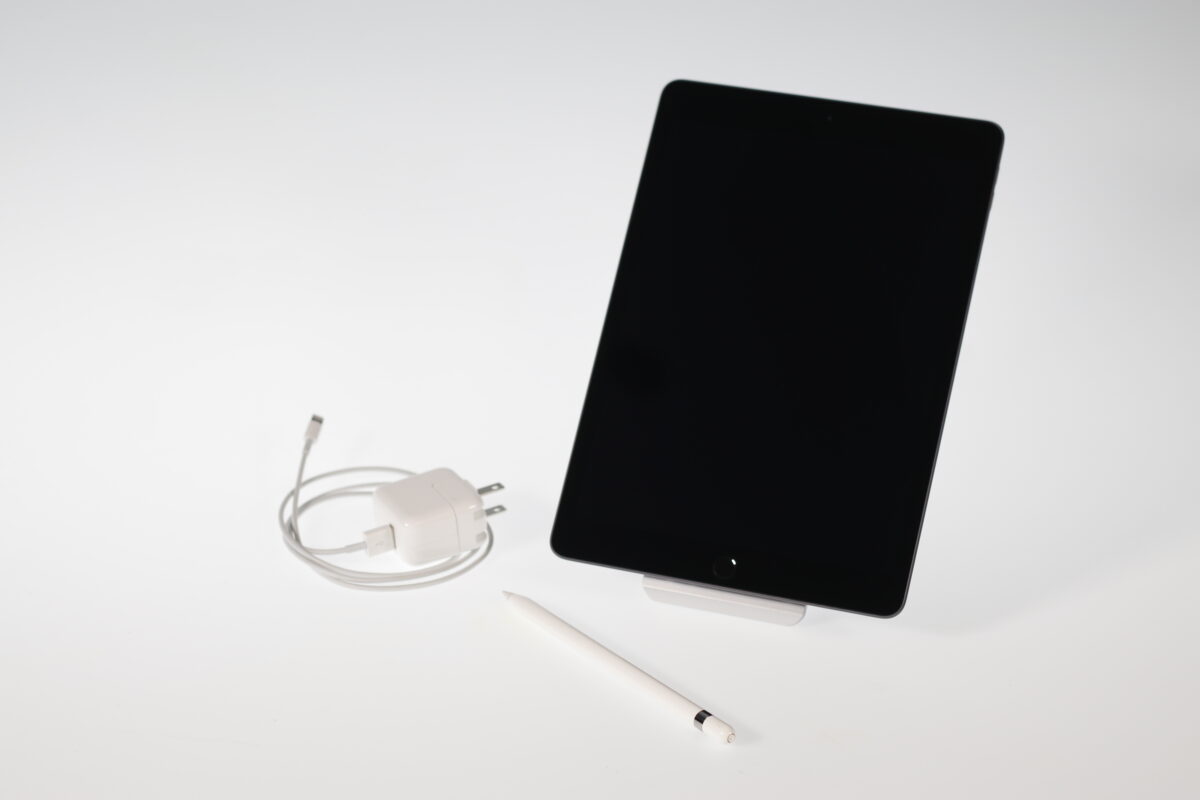 picture of iPad tablet computer and Apple Pencil