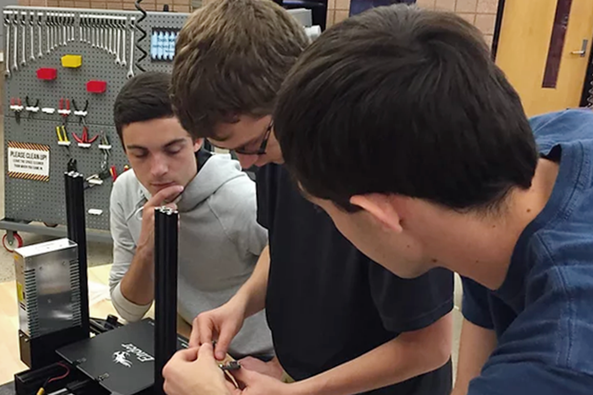 U-M 3D Printing Club members set up a 3D printer during one of their regular meetings in the Fabrication Studio.