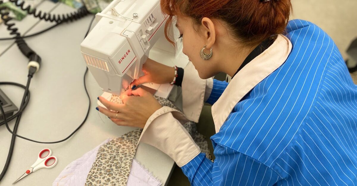A girl working with the sewing machine in Design Lab 1