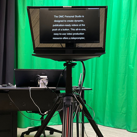 Teleprompter in front of the green screen