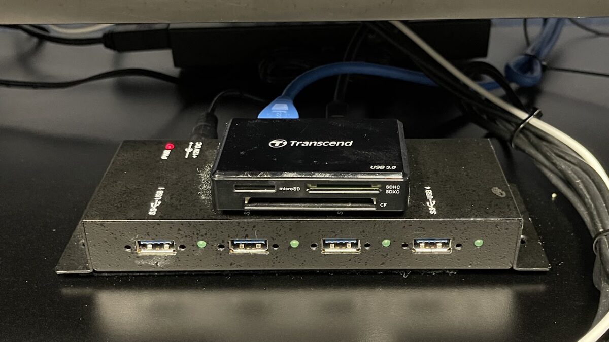 USB hub and card reader in multimedia rooms
